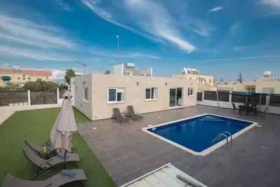 Image de Villa Niovi, Magnifique Bungalow 3bdr Protaras avec Piscine, Près de la Plage