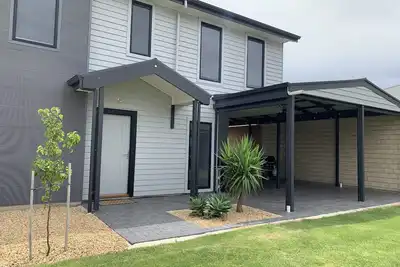 Image de Spacious House with Absolute Waterfront on Wellington Marina