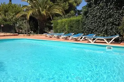 Image de villa Mitoyenne  8 personnes dans petite residence  familiale de qualité