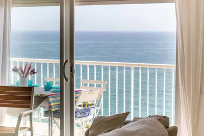 Magnifique appartement avec vue superbe sur la mer. Parking et wifi.