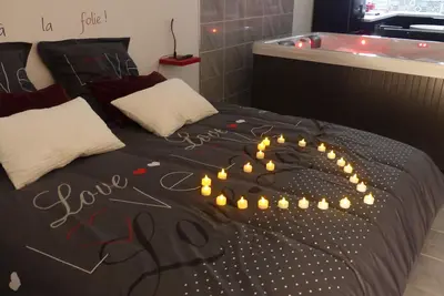 Image de Appartement cosy  avec Jacuzzi privatif pour une nuit romantique