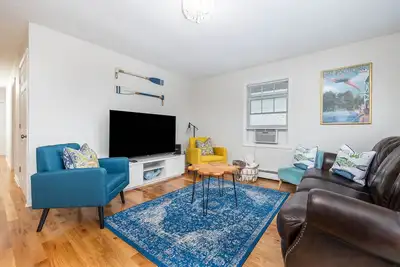 Image de Lake House! Walking distance to Lake Pocotopaug!