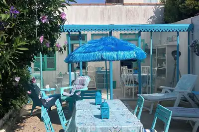 Image de la maison turquoise - 3 chambres - 1 s de bain - 1 douche - 2 Wc - 7 couchages