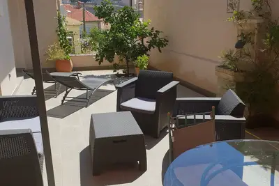 Image de appartement et grande terrasse vue sur la citadelle génoise\/ italienne Calvi