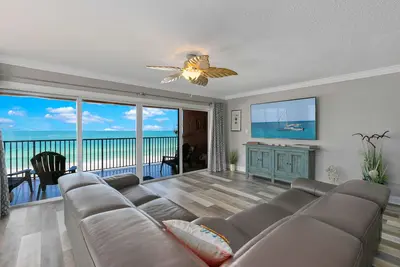 Image de Open for Business! ! ! Penthouse Newly Renovated 4 Bed Condo Direct Beachfront