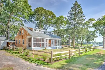 Image de Lovely Shelter Island cottage with panoramic bay views, secluded, screened. . .