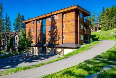 Image de Beautiful mountain views from this immaculate 3 bedroom ski and summer condo