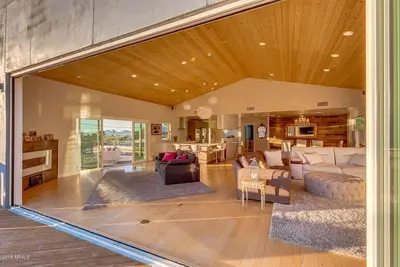 Image de Light Filled Home, 4 Bedroom, 3 Bathroom, and pool