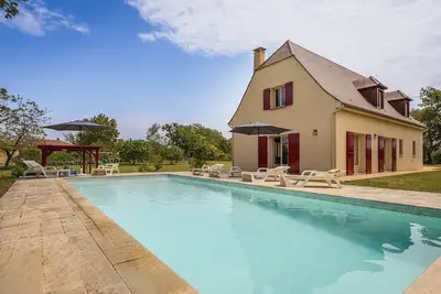 Image de Maison spacieuse (160 m2) avec grand jardin et une très grande piscine privée