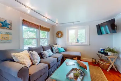 Image de Charming home w/ a large yard, furnished patio, gas grill, & firepit