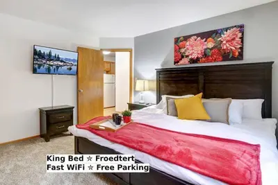 Image de Near Froedtert, King Bed, Fast WiFi, Underground Parking