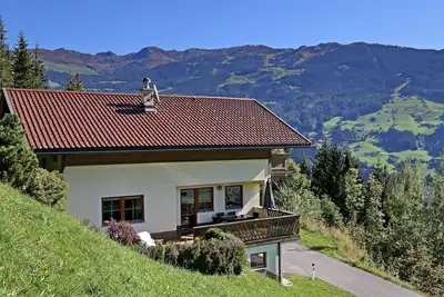 Image de Newly furnished vacation home with mountain views and large sun terrace.