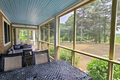 Image de Bright & Spacious Bayside 3bd--A\/C, Screened-in Farmer's Porch, Close to Town Center