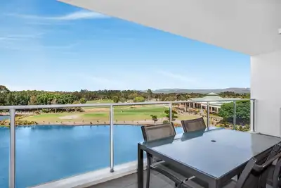 Image de Lakeside Family Oasis with Pool, Gym and Balcony