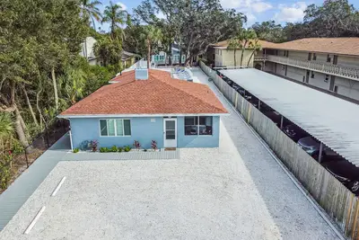 Image de Dunedin Bungalow on Pinellas Trail w\/ Heated Pool