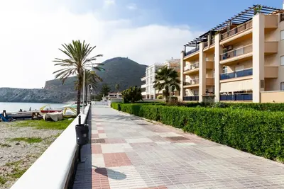Image de Apto Castell Beach. Appartement avec une grande terrasse en bord de mer.