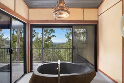 Image de Tree House #1. Private, stone bath with amazing views of Gold Coast Hinterland