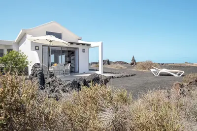 Image de Maison moderne \"El Loft\" avec vue sur la mer et la montagne, Wi-Fi et terrasse