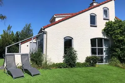 Image de Luxury Bungalow for 2-6 people with fireplace in vacation park with swimming pool.