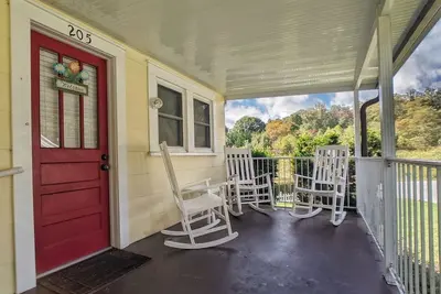 Image de The Getaway: Charming 1950s Cottage with Modern Comforts at Lake Junaluska, Dog