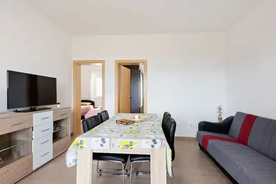 Image de Simplistic Apartment in Neviđane with Balcony