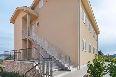 Image de Simplistic Apartment in Neviđane near Sea