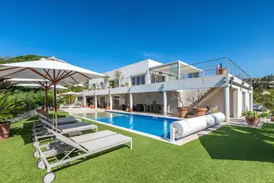 Image de Villa Pitchoune: spacieuse propriété 5 étoiles, piscine, vue mer et forêt