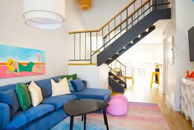 Image de Geometric Loft: renovated, hip, pets, pool/spa