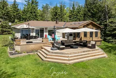 Image de 4 Bdrm South Exposure! Shallow Water, Level Land! 2017 Newly-Renovated Kitchen!