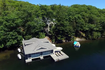 Image de Stunning Cottage on Lake Joe! 6 bdrm, 6 bath, 2 slip boathouse! Water Toys Galore!