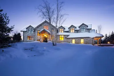 Image de Stunning Chalet in the heart of Collingwood! 6 Bed, 5 Bath! 2-Acre Property!