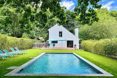 Image de Newly Renovated & Stunning! Gunite Pool. Walk to Village, Bike to Ocean!