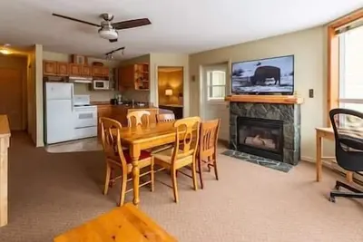 Image de Ski-In / Mountain Views / Hot Tub / Ac