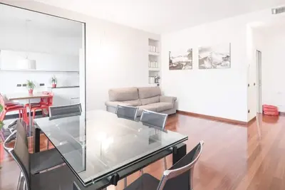 Refined three-room apartment in Milan Arco Della Pace area