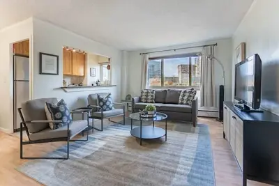 Vibrant Downtown Apt, King Bed, Work Desk, Kitchen