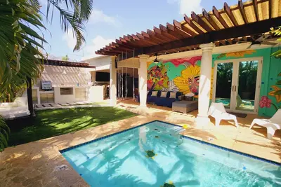 Image de Relaxing Oasis with Pool Heater and Cabana