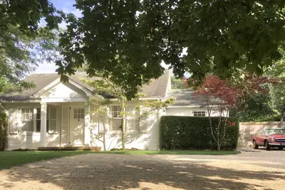 Image de South of the highway lightful charming house, East Hampton Village