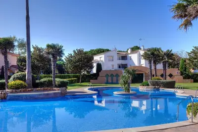 Confortable appartement pour 4 personnes avec piscine, Wifi, Tv, terrasse et parking