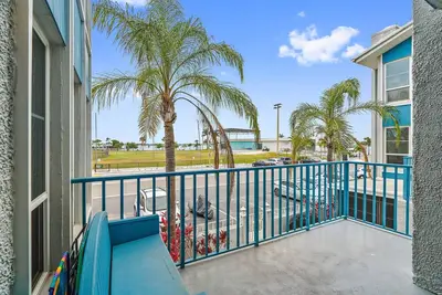 Image de Condo Steps from Waterfront Park & Beach