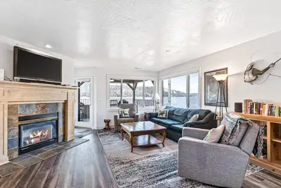 Image de Lakefront Condo w/ Stunning Views, Balcony, & Fireplace