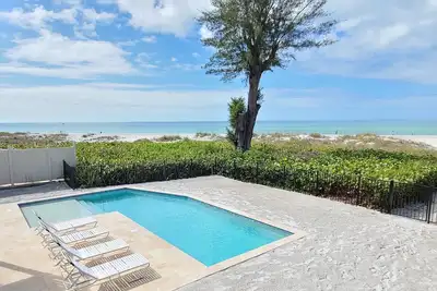 Image de Large Home Directly on the Beach - By Island Real Estate Vacations