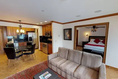 Image de Platinum Condo Close to Lobby w/ 2 Baths & W/D