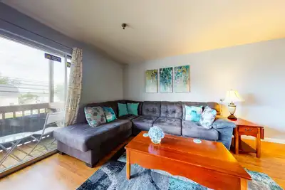 Image de Inviting condo in quiet locale with partial lake views, balcony & grilling area