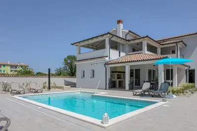 Image de Belle maison de vacances privée avec piscine privée, climatisation, Wifi, Tv, terrasse et parking