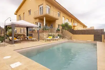 Image de Maison de vacances avec Wifi, piscine privée, bain à remous, Tv, patio, animaux admis, parking