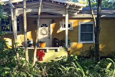 Image de Yellow Cottage in the Woods