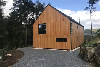Image de An Caisteal chalet sleeps up to 8 guests in 4 bedrooms with loch, mountain and waterfall view.