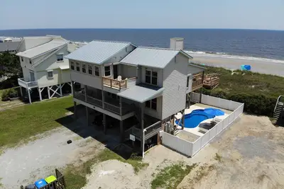 Image de Become an Aquaholic in this oceanfront, dog friendly home on Oak Island!