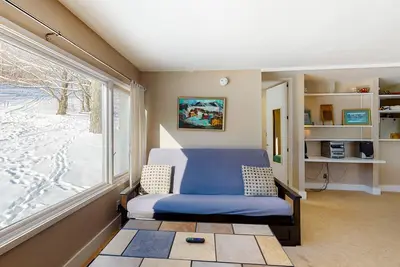 Image de Mountain-view home next to ski resorts, hiking trails, & lakes