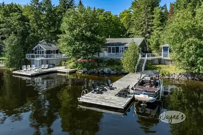 Image de A Family Affair! Unique 3 cottage property on Lake Muskoka!